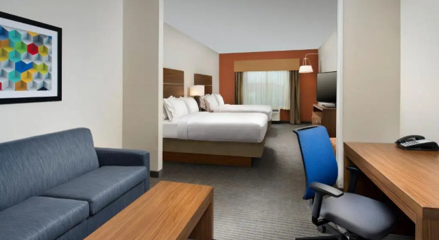 Люкс с 2 комнатами Holiday Inn Express & Suites Bay City by IHG