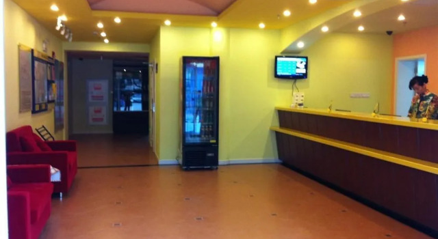 Home Inn, Varaa Hotelli Yangpu 