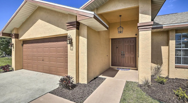 Breezy Cape Coral Oasis, Covered Lanai & BBQ, Забронировать Дом для отпуска Виллы Кейп-Корал, рядом с Dolphin Marina, Вилла