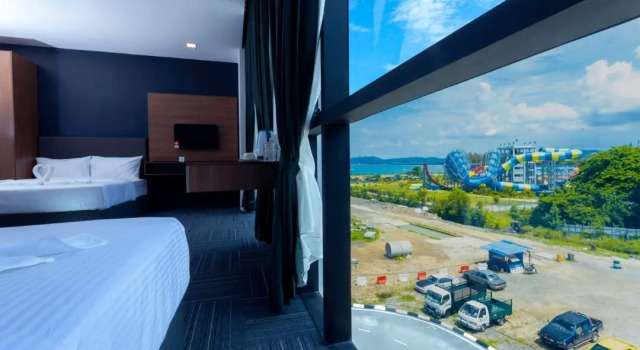 Кровать в общем номере We Hotel Langkawi