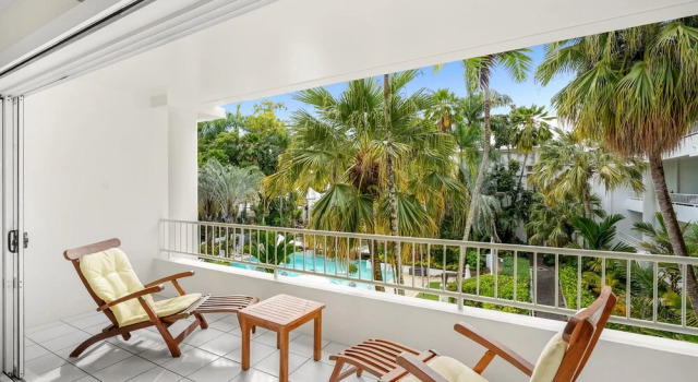 Poolside Apt in Alamanda Beachfront 77