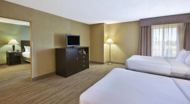 Люкс Country Inn & Suites by Radisson Benton Harbor-St Joseph MI
