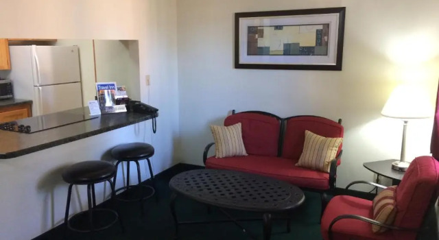 Полулюкс Travel Inn & Suites
