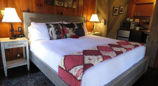 Люкс Deluxe Tall Pines Inn