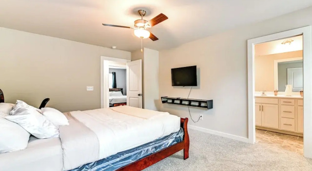 Modern Townhome w/ Yard: 5 Mi to Dtwn Charlotte, Reservar Hotel Charlotte Carolina do Norte