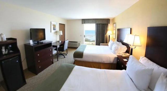 Четырёхместный номер Standard рядом с пляжем Holiday Inn Express St. Ignace-Lake Front by IHG