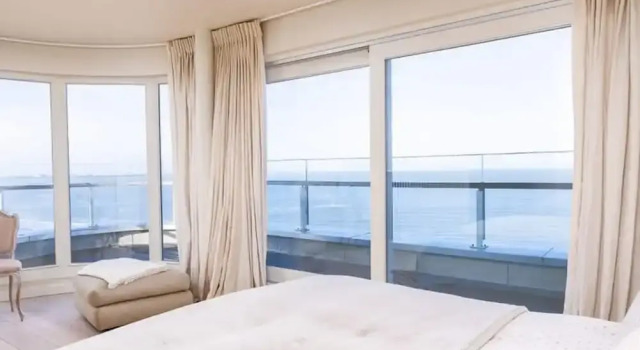 Stunning Penthouse With Free Parking and sea View