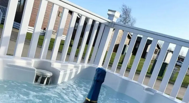 Beautiful 3-bed Hot Tub Lodge at Tattershall Lakes