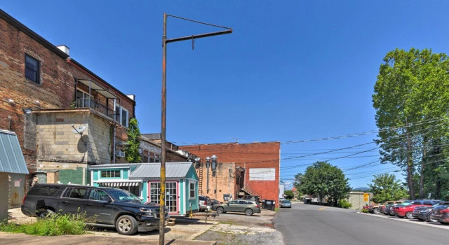 Modern Main St. Apt in Downtown Waynesville!