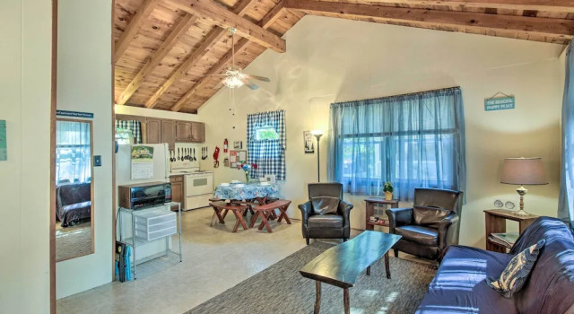 'the Den' Raymond Home w/ 200 Feet of Sandy Beach!, Κράτηση Ξενοδοχείο Raymond Man