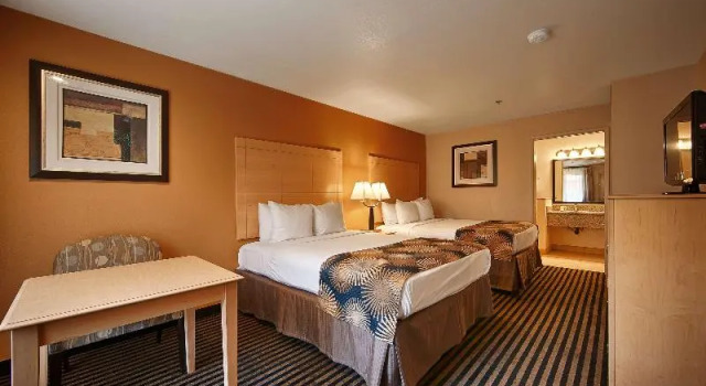 Четырёхместный номер Standard с балконом Best Western Palm Court Inn