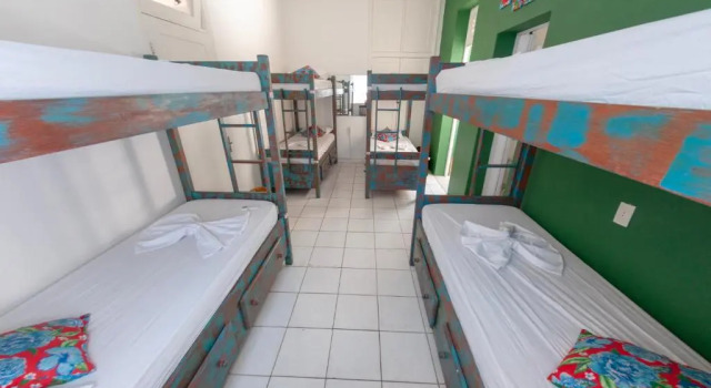 Кровать в общем номере (женский номер) с балконом Hostel Barra