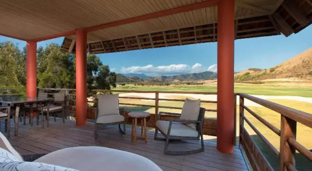 Люкс с балконом и с видом на сад Sheraton New Caledonia Deva Spa & Golf Resort