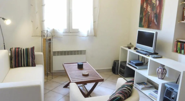 Studio 6 - a Quiet And Spacious Studio Flat in the Old Town, Забронировать Апартаменты/квартира Ницца Приморские Альпы, рядом с Набережная Соединенных Штатов