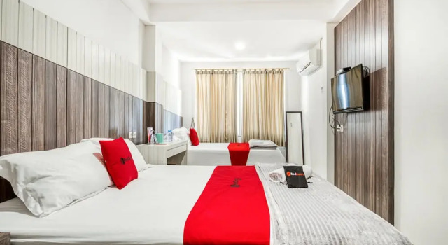 Home Stay Empat Lima by Reddoorz, Book Hotel Sukolilo Surabaya, near University Of 17 Agustus 1945 Surabaya