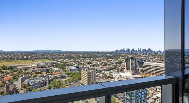High-rise Balcony Unit With City Views, Gym, Pool, Book Apartment Melbourne 