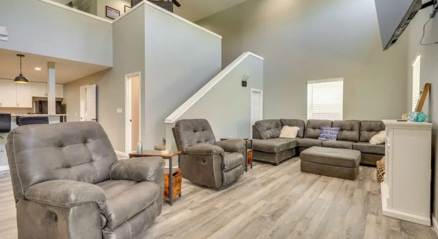 Waterfront Buckeye Lake Vacation Rental w/ Hot Tub, Buchen Sie Ferienhaus Thornville USA