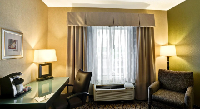 Четырёхместный номер Standard Holiday Inn Express Hotel & Suites Christiansburg by IHG