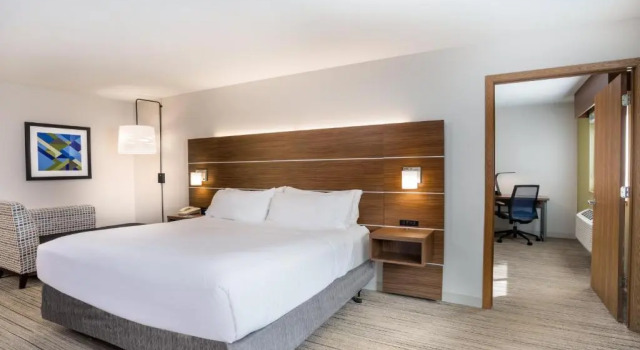 Люкс с 2 комнатами Holiday Inn Express Wisconsin Dells by IHG