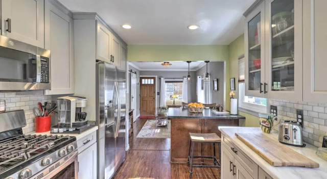 Коттедж Charming Craftsman Bungalow With Garden & Hot Tub!