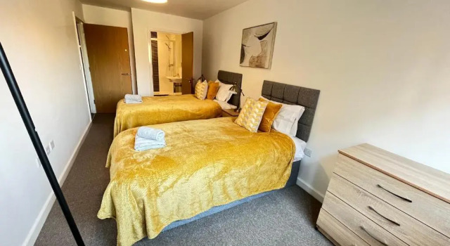 2 Bedroom, 2Bathroom Modern Apartment close to Ocean Village, Free parking, Single or Double beds