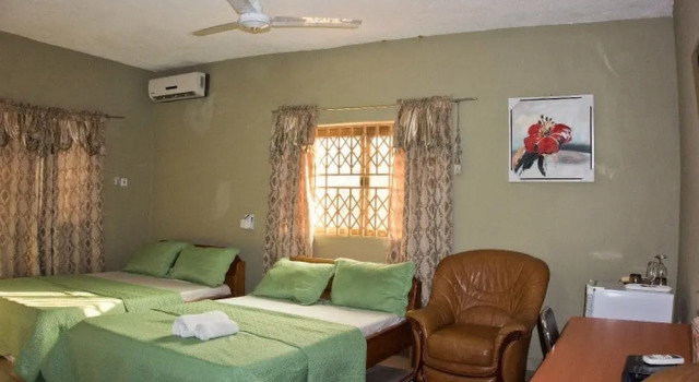 Telecentre Hotel - Double Room, Boek Hotel Konongo 