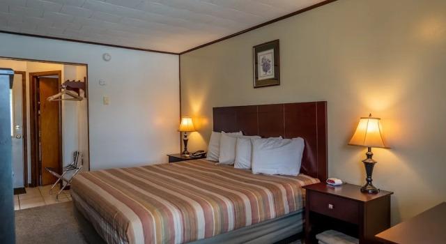 Двухместный номер Standard с красивым видом из окна Lake N Pines Motel