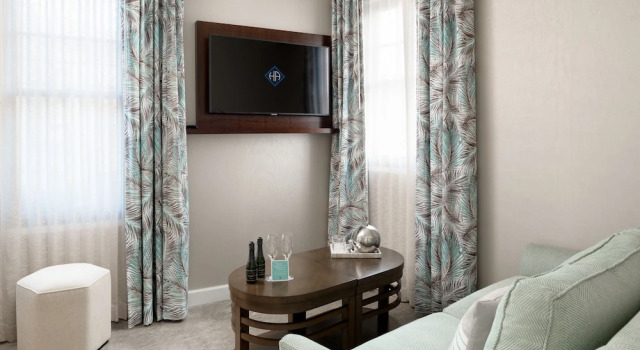Полулюкс Hotel Atwater