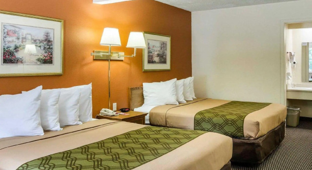 Четырёхместный номер Standard Econo Lodge Lawrence near University
