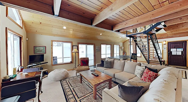 Charming Tahoe Donner Cottage by RedAwning, Забронировать Дом для отпуска Траки Скво-Вэлли, рядом с Поле для гольфа Coyote Moon