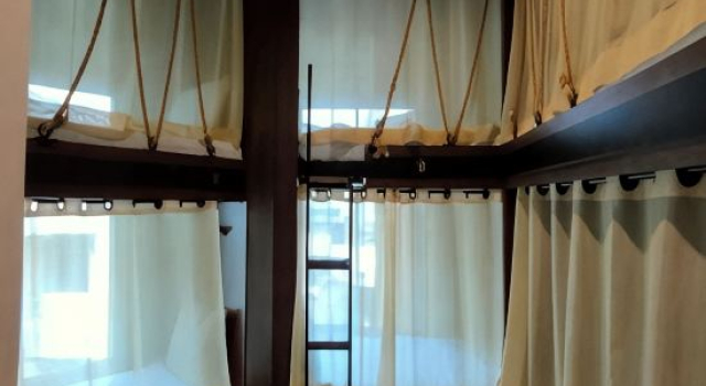 Кровать в общем номере с 2 комнатами OYO 895 The Onion Hostel
