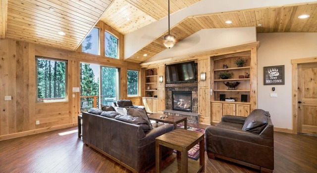 Big Bear Lodge W/ Sauna, Hot Tub, Decks & 4 Fireplaces 6 Bedroom Home