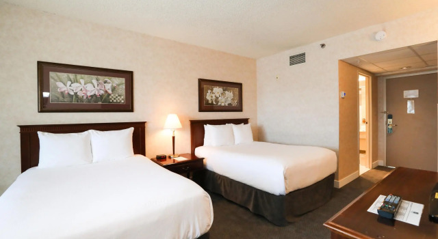 Четырёхместный номер Standard Atrium Hotel Vancouver