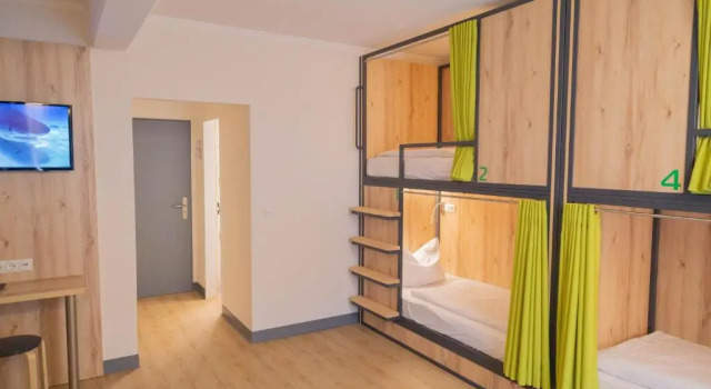 Кровать в общем номере Das Ebertor Hotel
