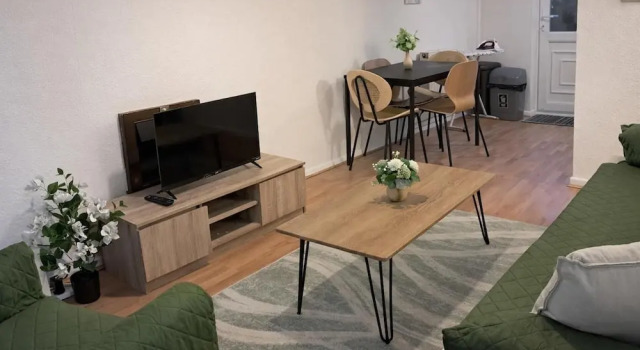 2 Bed Home - Parking for 2, Wifi & Garden