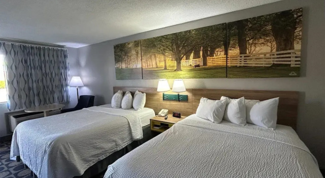 Четырёхместный номер Standard Days Inn by Wyndham Byron