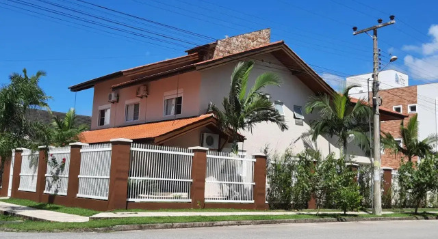 Casa com 5 suítes - ampla - perto do mar
