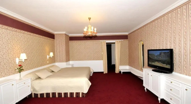 Полулюкс Deluxe Hotel Ostrov