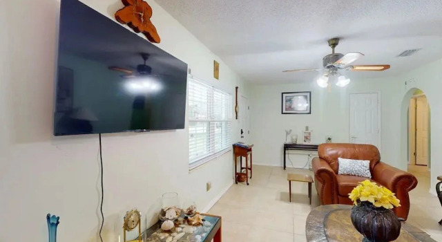 Spacious Pet -friendly Home w/ Fenced in Yard and Close to The Beach, Book Feriehus Villaer i Florida, Villa