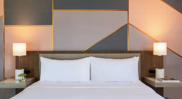 Четырёхместный номер Standard с балконом и с видом на поле для гольфа Renaissance Esmeralda Resort & Spa, Indian Wells