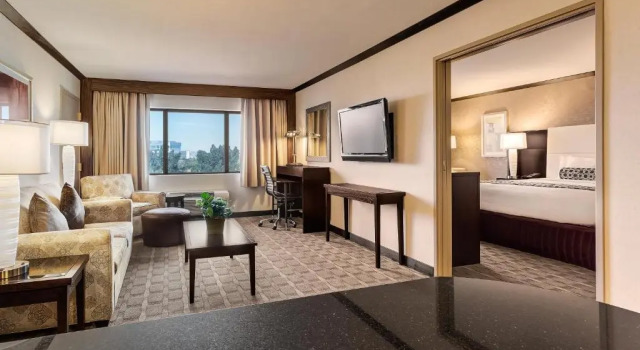 Люкс Crowne Plaza Hotel Foster City-San Mateo by IHG