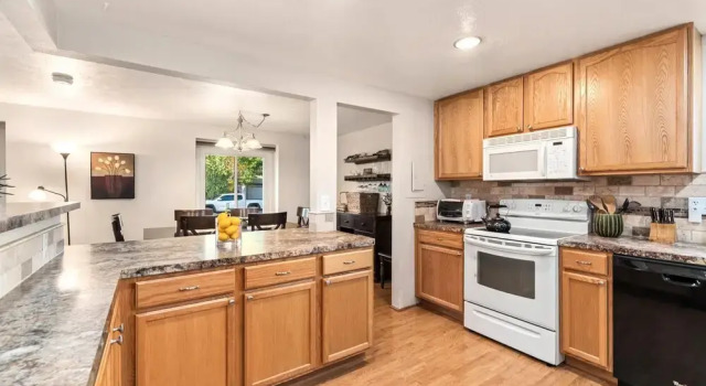 Коттедж с балконом Spacious Home near Foothills! Large Kitchen, Yard & Deck for Entertaining!