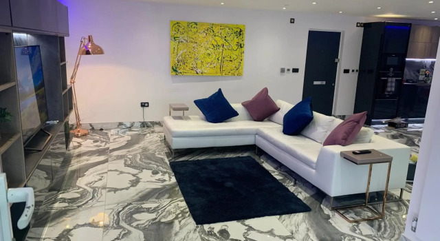Modern and Stylish Penthouse Apartment next to Maidenhead Golf Course