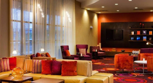 Кровать в общем номере Courtyard by Marriott Syracuse Downtown at Armory Square