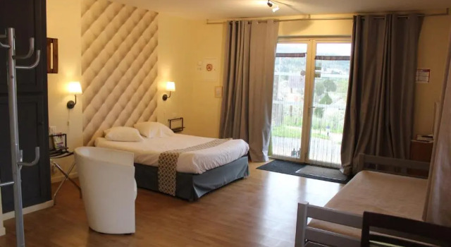 Трёхместный номер Standard Hotel La Peyrade