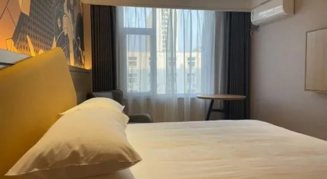 Люкс Standard IU Hotel (Zibo Zhongrun Avenue Yintaicheng Branch)