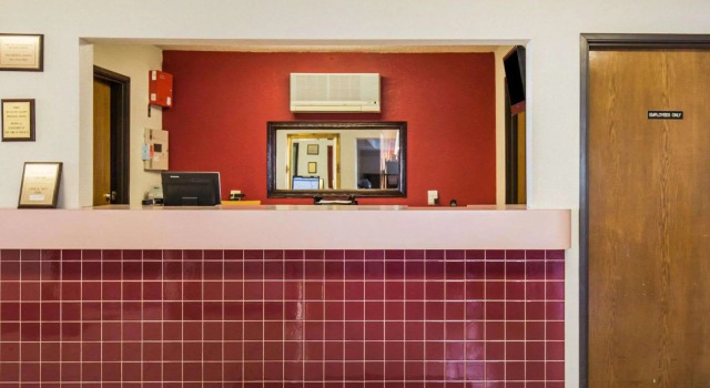 Rodeway Inn Cedar Rapids, Rezerwuj Mini-hotel Hotele w Iowa z basenem, Basen