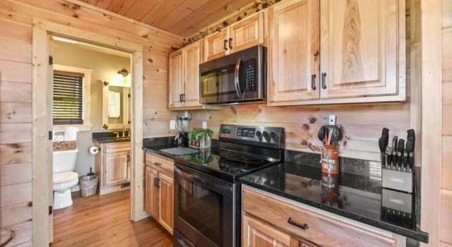 Коттедж Walnut Ridge Cabin. Sleeps 7-11! Hot tub, pool table, minutes to downtown Gatlinburg!