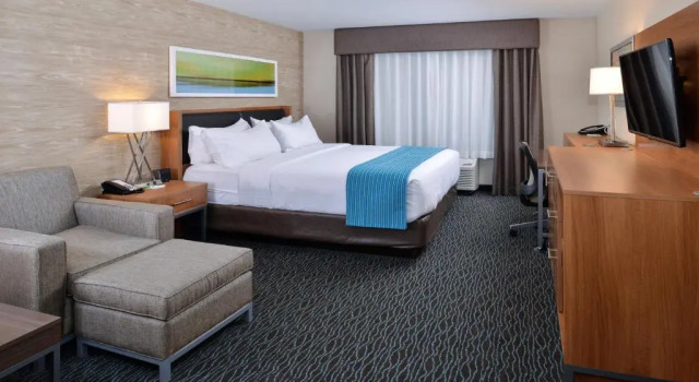 Номер Deluxe Holiday Inn Hotel & Suites Edmonton Airport Conference Centre by IHG