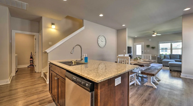 Коттедж Fayetteville House: Pool Access & Gas Grill!